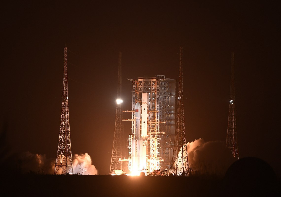 Космический грузовик состыковался с китайской орбитальной станцией Запуск «Тяньчжоу-9» при помощи ракеты CZ-7 состоялся 15 июля в 05:34 с космодрома Вэньчан в провинции Хайнань. На станции «Тяньгун» в настоящее время находятся 3 тайконавта миссии «Шэньчжоу-20», прибывшие 25 апреля. «Тяньчжоу-9» доставил на орбиту 6,5 тонн груза. Это продовольствие и вещи команды, оборудование, новые скафандры и тренажеры, предметы для проведения научных экспериментов. Байки лаовая ® . Китай. Новости