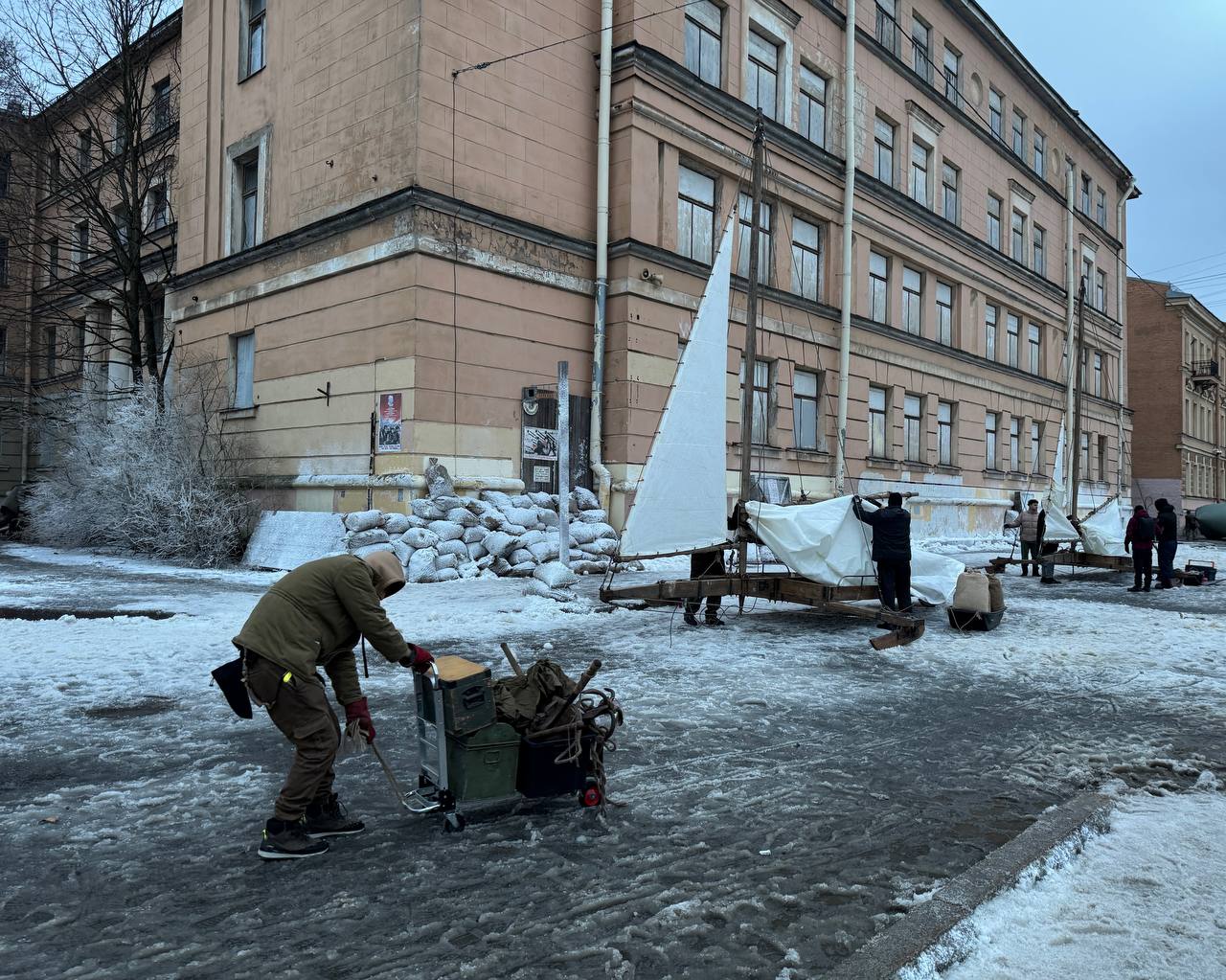 Фёдор Болтин:  Сегодня в Петербурге начались съёмки художественного фильма «Ангелы Ладоги». Масштабный кинопроект рассказывает о подвиге спортсменов-буеристов в годы Великой Отечественной войны и блокады Ленинграда.  Главные роли исполнят Роман Евдокимов и Тихон Жизневский. Съёмки проходят при поддержке телеканала «Россия 1», Фонда кино и Комитета по культуре Санкт-Петербурга. Финансирование документальных, художественных и анимационных фильмов на военно-исторические темы - один из приоритетов городской культурной политики, которому большое внимание уделяет губернатор Александр Беглов. В прошлом году было поддержано 10 проектов, в том числе «Ангелы Ладоги». В год 80-летия Великой Победы финансирование на поддержку кино увеличено.