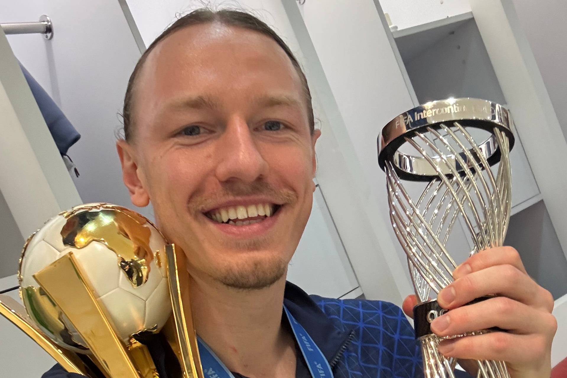 Экс вратарь Краснодара Сафонов оказался на дне зарплатного рейтинга в ПСЖ Матвей Сафонов который недавно защищал ворота Краснодара а теперь собирает трофеи вместе с французской командой зарабатывает 250 тыс евро в месяц Сумма хоть и внушительная но одна из самых низких по сравнению с доходами других игроков основного состава Пари Сен Жермен Сафонов получает в 6 раз меньше чем лидер списка Дембеле 1 56 млн и вдвое меньше чем Шевалье 500 тысяч которого Матвей недавно вытеснил из стартового состава Подписаться на kpkuban Читать нас в MAX