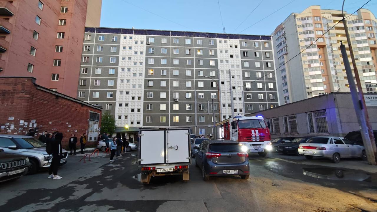 Два человека пострадали в пожаре этой ночью в Екатеринбурге Огонь вспыхнул в доме на улице Красина. По данным спасателей, эвакуировались 43 жильца, в том числе 10 детей. Пострадали хозяин квартиры, у него 30% ожогов тела, и еще один житель дома. Он отравился продуктами горения. ИА «Ночные Новости»