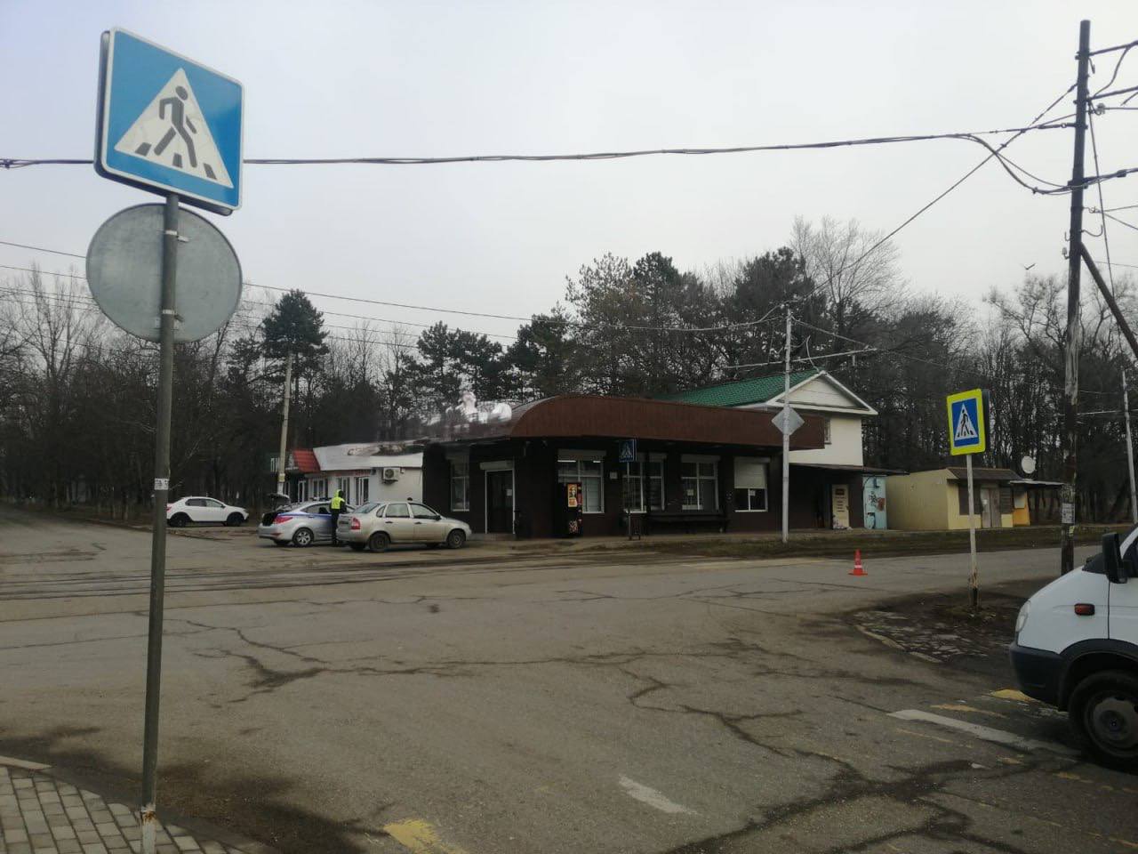 В Пятигорске водитель допустил наезд на пешехода и скрылся с места происшествия   По предварительным данным, 27 января примерно 7 часов на улице Федеральной, неустановленный водитель допустил наезд на пешехода, пересекающего проезжую часть по пешеходному переходу.    В результате автоаварии пешеход, 20-летний местный житель, самостоятельно обратился в медицинское учреждения города Пятигорска, ему назначено амбулаторное лечение.  Водитель автомобиля скрылся с места ДТП, не оказав помощи пострадавшему.   По факту автоаварии проводятся розыскные мероприятия. За оставление места ДТП, водителю грозит лишение прав и административный арест.   Проводится проверка. Детальные обстоятельства происшествия устанавливаются.