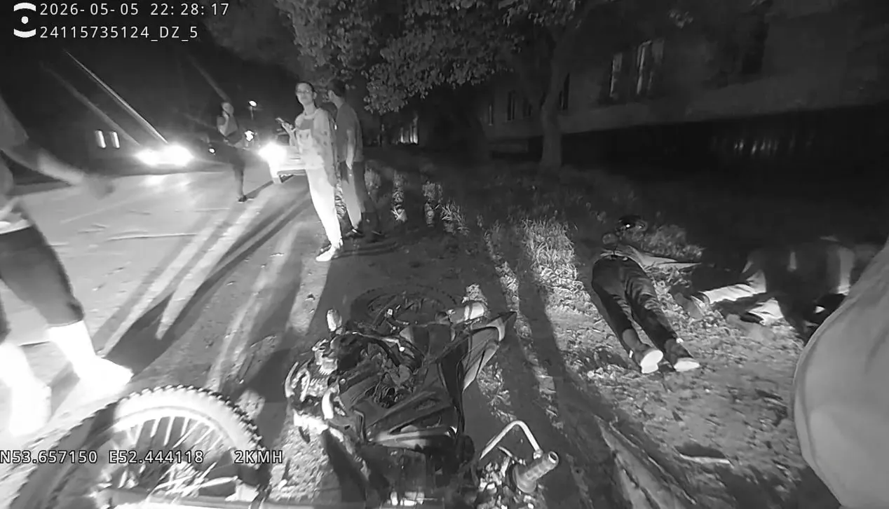 В Бугуруслане подростки пострадали в ДТП с питбайком Авария произошла вечером 5 мая на улице Рабочей Несовершеннолетний водитель питбайка при обгоне столкнулся с Ладой Калиной которая поворачивала направо Травмы получили водитель питбайка ученик 9 класса и его пассажир студент нефтяного колледжа Оба госпитализированы Питбайк отправили на спецстоянку Полиция проводит проверку Фото УМВД России по Оренбургской области Читайте нас там где вам удобно На нашем сайте Подписывайтесь в Дзене В Максе В Одноклассниках В ВКонтакте