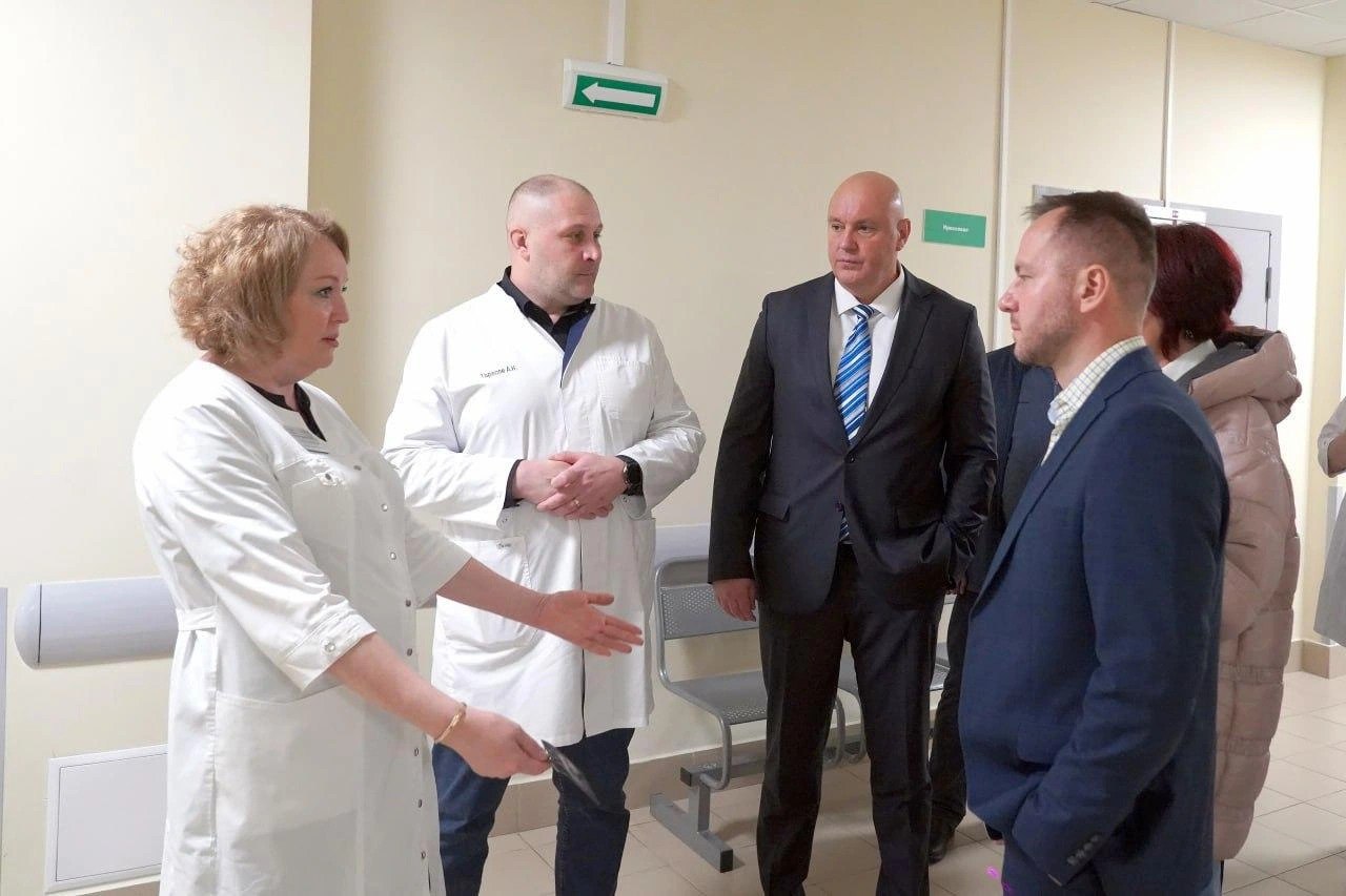 Новый главврач назначен в скандальную больницу Междуреченска подтвердили сегодня в Минздраве Кузбасса На место уволившегося на фоне многочисленных жалоб Алишера Баховудинова пришел акушер гинеколог из Тулы Сергей Рыбников Последние два года он возглавлял там перинатальный центр Что еще известно о руководителе захватившему управление скандально известным медцентром рассказали в материале