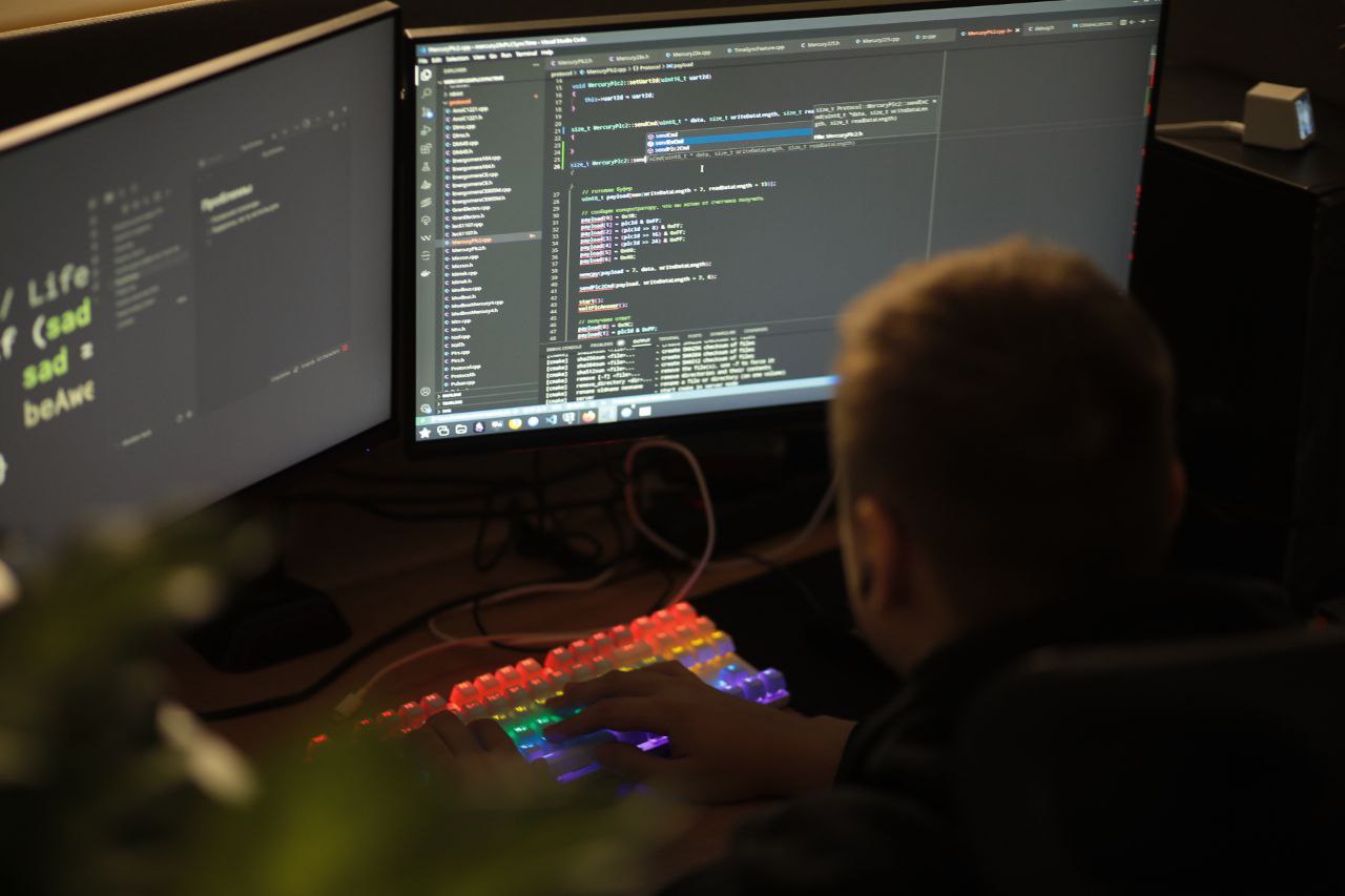 Архангельская компания Технологии энергоучета получила сертификат Сделано в России в категории Уникальность В этом помог Центр поддержки экспорта Разработанное компанией программное обеспечение позволяет дистанционно собирать данные в режиме реального времени анализировать потребление энергии и снижать расходы на электроэнергию Программа уже доступна на английском испанском и португальском языках Пилотные проекты запущены в странах Латинской Америки а партнёры компании работают в Беларуси и Казахстане Сертификат Сделано в России поможет расширить экспорт и продвигать продукцию на новых зарубежных рынках В Архангельской области созданы все условия для развития таких инноваций предприятия получают поддержку Агентства регионального развития и Российского экспортного центра Это помогает им выходить на международный уровень