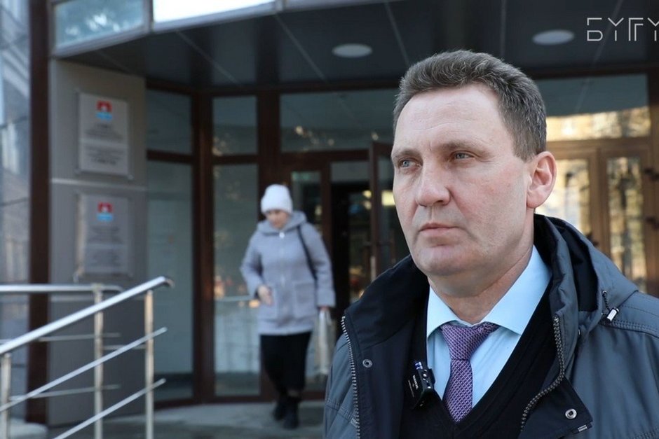 Сити менеджеру предъявили спонсорский ремонт исполком Бугульмы обезглавят 31 октября Прокуратура Татарстана требует уволить Михаила Конкова по утрате доверия О грядущей отставке главы исполкома Бугульмы Михаила Конкова сообщают источники Реального времени Вопрос уже внесен в повестку сессии городского совета причем с формулировкой о досрочном прекращении полномочий по утрате доверия На этом настаивает прокуратура Татарстана Основания всплыли в ходе расследования одного из уголовных дел когда выяснилось что ремонт личного автомобиля сити менеджера оплачивала крупная стройфирма Причем ее директор получатель миллиардных госконтрактов с августа под арестом по делу о предполагаемой даче взятки на 143 миллиона Подпишитесь на Реальное время в МАХ Telegram Дзен