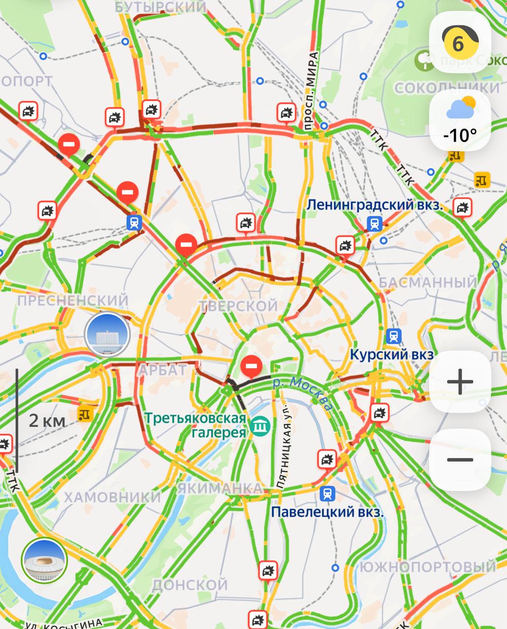 Движение временно перекрыли нескольких участках дороги в Москве Проезд закрыт на Большом Каменном мосту по направлению в центр на Кремлевской и Москворецкой набережных на Ленинградском проспекте по направлению в центр перед съездом на ТТК на внешней стороне МКАД в районе Бусиновской эстакады в Оружейном переулке на МСД в районе Бусиновской эстакады в сторону области на съезде с Ленинградского проспекта в районе 1 й улицы Ямского Поля в сторону центра на внутренней стороне МКАД от улицы Свободы до Ленинградского шоссе В связи с возможными локальными ограничениями движения в ЦАО ЗАО СЗАО СВАО САО для передвижений по городу рекомендуем сегодня использовать метро Поездки на авто перенесите на более позднее время после 20 00 UPD Движение на ряде улиц в центре Москвы и других округах открыто поле ограничений сообщает Дептранс Скриншот Яндекс Карты