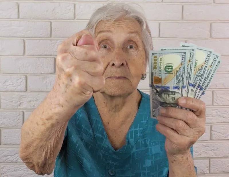 Более 3 тыс семей за последний год лишились жилья из за новой мошеннической схемы с участием пожилых аферистов Работает схема просто люди покупают квартиру полностью оплачивают сделку и получают все документы Спустя время пожилой продавец заявляет что его обманули мошенники и через суд добивается отмены сделки По закону он должен вернуть покупателю деньги но так как якобы всё забрали аферисты то отдавать нечего В итоге семья остаётся и без квартиры и с ипотекой которую всё так же нужно выплачивать остаток жизни