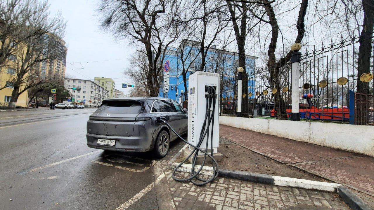 В Ростове на Театральной/Пушкинской заметили новую зарядку для электромобилей.   Парковка там теперь только для электричек – стоит знак и табличка об эвакуации.  Интересно, что зарядка на три машины, а вот парковочных мест всего два. Мощность — 150 кВт.  Фото сделал Артемий Зайцев.  Ранее, власти Ростова запретили парковаться обычным машинам около электрозарядных станций. Напомним, в донской столице установлено 9 электрозарядок, адреса смотрите тут.