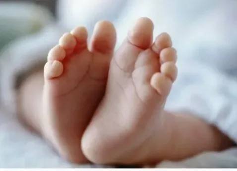 В Якутии в январе родился 771 ребёнок В первый месяц 2026 года в Якутии родился 771 малыш Из них мальчиков 387 девочек 384 По информации Управления ЗАГС среди самых популярных имён для новорождённых мальчиков в январе Александр Арылхан Лев Тимофей Эрсан Редкими именами стали Демид Макар Никан Тамирлан Уран У девочек чаще всего выбирали имена Аделина Амелия Кэрэли Мия София Среди редких Велина Катерина Лаура Снежана Юнона По результатам работы системы мер поддержки федерального и регионального уровней от рождения ребёнка до его совершеннолетия Якутия сохраняет лидирующие позиции по основным демографическим показателям среди регионов Дальнего Востока и Российской Федерации В республике в 2025 году родилось 10317 детей в том числе мальчиков 5270 девочек 5047 Из них 93 двойняшки С 2025 года республиканский материнский капитал Семья предоставляется не только при рождении третьего но и четвёртого пятого и каждого последующего ребенка До 2027 года продлён срок действия целевого капитала Дети столетия Молодые семьи при вступлении в брак получают выплату в размере 50 тысяч рублей Для всех многодетных семей установлена 30 льгота на оплату жилищно коммунальных услуг для детей бесплатное питание в школах проезд в общественном транспорте выплата при поступлении на платной основе в колледжи В 2025 году из бюджета республики на финансирование мер поддержки семей с детьми направлено более 5 млрд рублей Президент России Владимир Путин уделяет большое внимание вопросам поддержки семьи материнства и детства В прошлом году в стране запущен национальный проект Семья в центре внимания которого благополучие и качество жизни семей России единаяроссия сахасирэ ольгабалабкина мыработаем россия якутия арктика экология арктическаяякутия Подписывайтесь на канал   t me balabkinaov