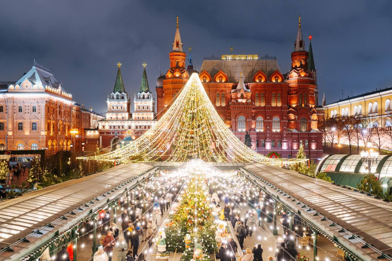 Архитектурно художественная подсветка в Москве будет работать всю новогоднюю ночь Архитектурно художественная подсветка зданий мостов и станций метро будет работать всю новогоднюю ночь до утра об этом сообщил заместитель Мэра Москвы Петр Бирюков По его словам большинство световых конструкций которые украсили столицу к Новому году и Рождеству горят 24 часа в сутки не выключаясь даже днем