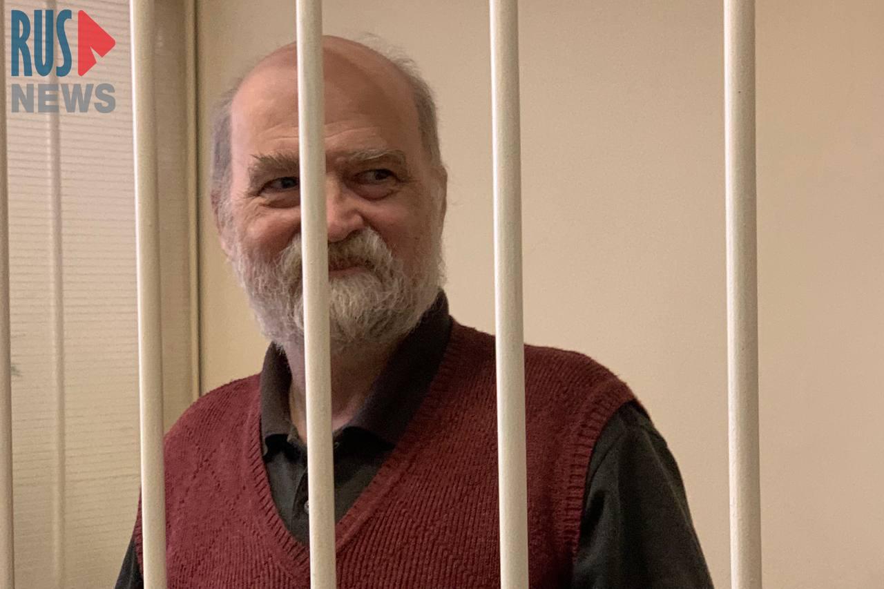 Александр Скобов кратко выступил с последним словом перед оглашением решения по апелляции «Очень хочу вам пожелать вынести судебный акт, за который не будет стыдно вашим внукам, правнукам и другим потомкам. И за который не будет стыдно вам», — коротко дополнил адвокат перед вынесением решения. «Слава Украине», — кратко выступил Скобов с последним словом. — Росфинмониторинг внес Александра Скобова в перечень «террористов и экстремистов». Признан властями РФ иноагентом. Подписаться Помочь RusNews