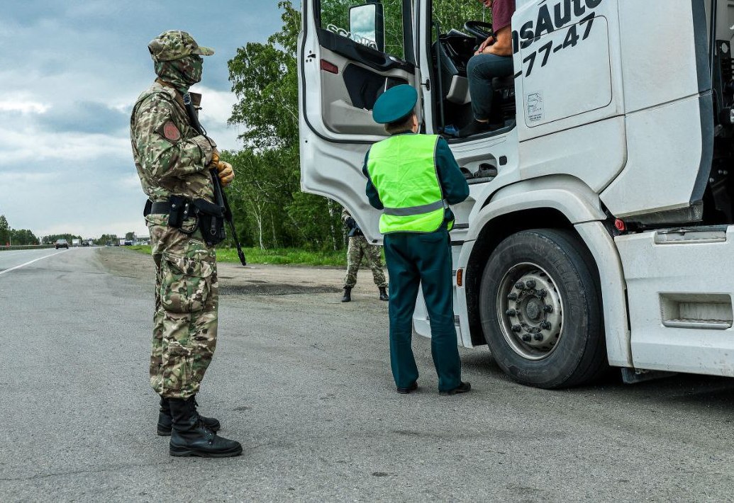 Более 210 тонн лесоматериалов пытались контрабандой вывести с Южного Урала заграницу При пересечении границы сотрудники Челябинской таможней совместно с коллегами из УФСБ Южного Урала и Пограничного оформления задержали 8 фур перевозивших пиломатериалы хвойных пород общим весом 210 тонн. Как выяснилось, орудовала настоящая преступная группа, которая ранее через подставных лиц по подложным документам уже вывезла с территории России 14 000 кубометров нелегально добытых лесоматериалов. По данным фактам были возбуждены свыше 30 уголовных дел, расследование которых в настоящее время завершено, а все контрабандисты предстали перед судом. По информации пресс-службы управления челябинской таможни судебной инстанцией вынесен обвинительный приговор, изъятые лесоматериалы обращены в доход государства.