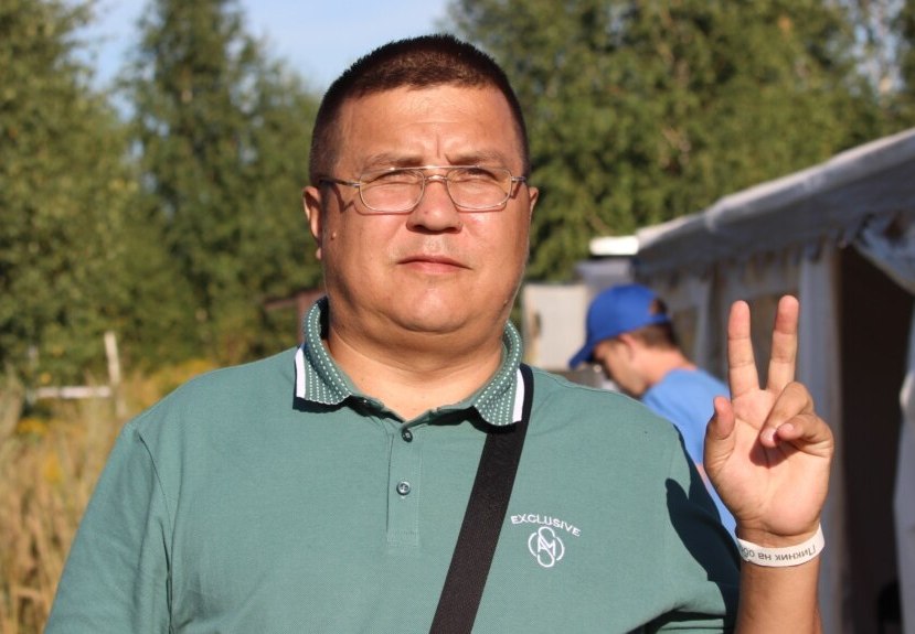 На активиста из Марий Эл завели уголовное дело об участии в экстремистском сообществе из-за акций в поддержку Навального или ему посвященных Йошкар-Олинского активиста Сергея Мамаева задержали после обыска по делу об участии в деятельности «экстремистской» организации «ФБК» и «Штабы Навального», сообщил журналист Алексей Серегин, обратило внимание «7х7». Мамаеву вменяют шесть эпизодов датированных 04.06, 03.08 и 20.08 2023 г., 17.03 и 26.03 2024 г. и 04.06.2025 года. Часть этих дат совпадает с датой смерти Алексея Навального, днем его похорон и годовщиной смерти. В эти дни Мамаев выкладывал фото, где он возлагает цветы к мемориалу жертвам политических репрессий в Йошкар-Оле. 3 и 20 августа 2023 года совпадают с публикацией Мамаевым ссылок на видео на канале Навального, 17 марта 2024-го активист выкладывал фото избирательного бюллетеня с надписью «Навальный». Мамаев арестован и уже отправлен под стражу. Ему грозит крупный штраф или срок до шести лет заключения. Мужчина называет уголовное преследование местью за свою оппозиционную деятельность. Адвокат Светлана Сидоркина считает, что в отношении Мамаева «был заказ на стражу и суд его выполнил», а фамилии следователя, прокурора и судьи не имеют значения, так как «если не эти, так были бы другие». Фото: соцсети Сергея Мамаева