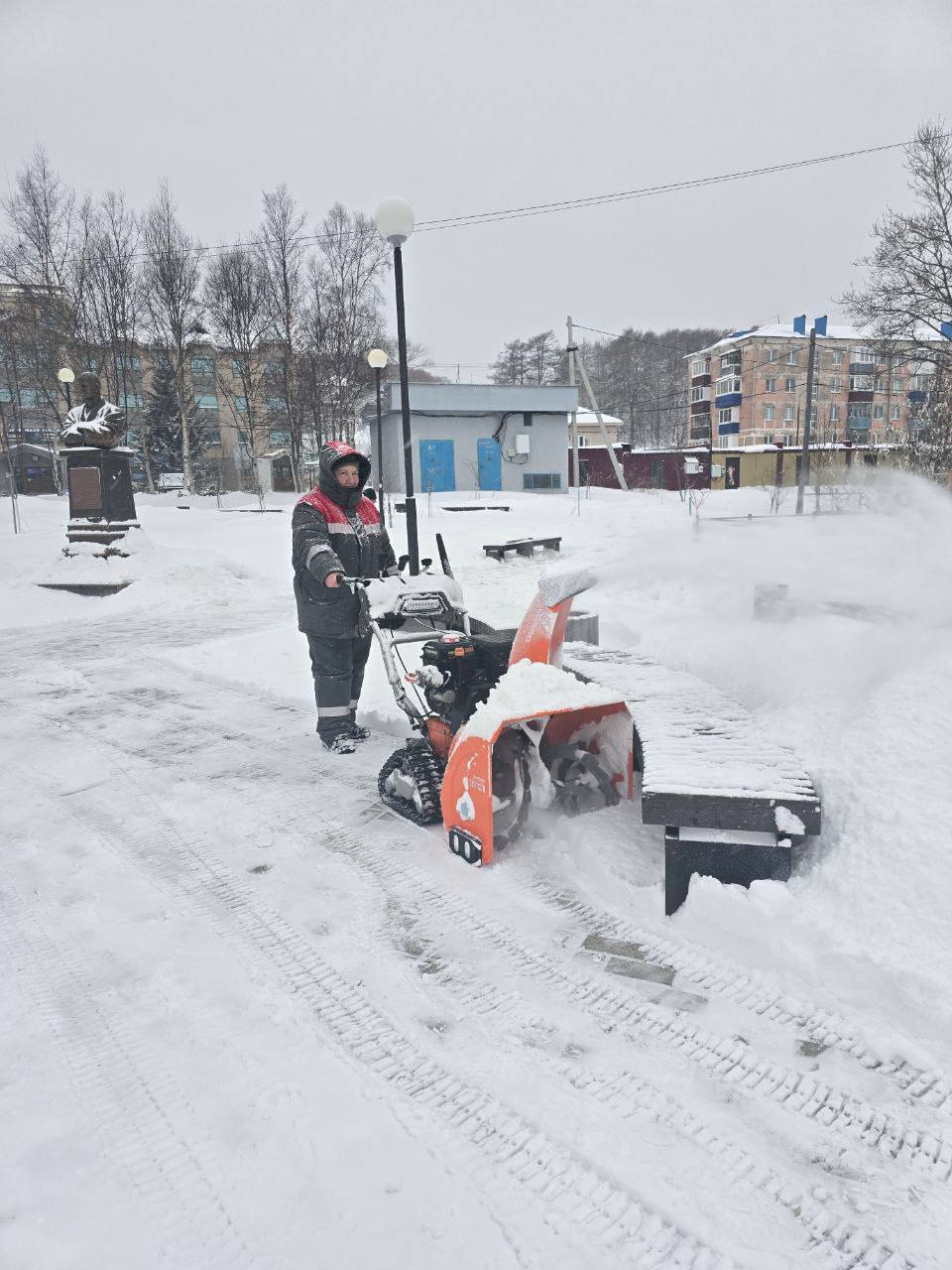 Службы городского парка продолжают работы по рачистке общественных пространств.   Специализированная техника и сотрудники уже несколько дней занимаются расчисткой, уборкой и вывозом снега. Работы выполняются в несколько этапов.  Все общественные пространства города должны быть приведены в порядок в ближайшее время для обеспечения комфорта жителей и гостей города.   Сотрудники парка просят с пониманием отнестись к работе специальной техники и по возможности избегать мест проведения расчистки.