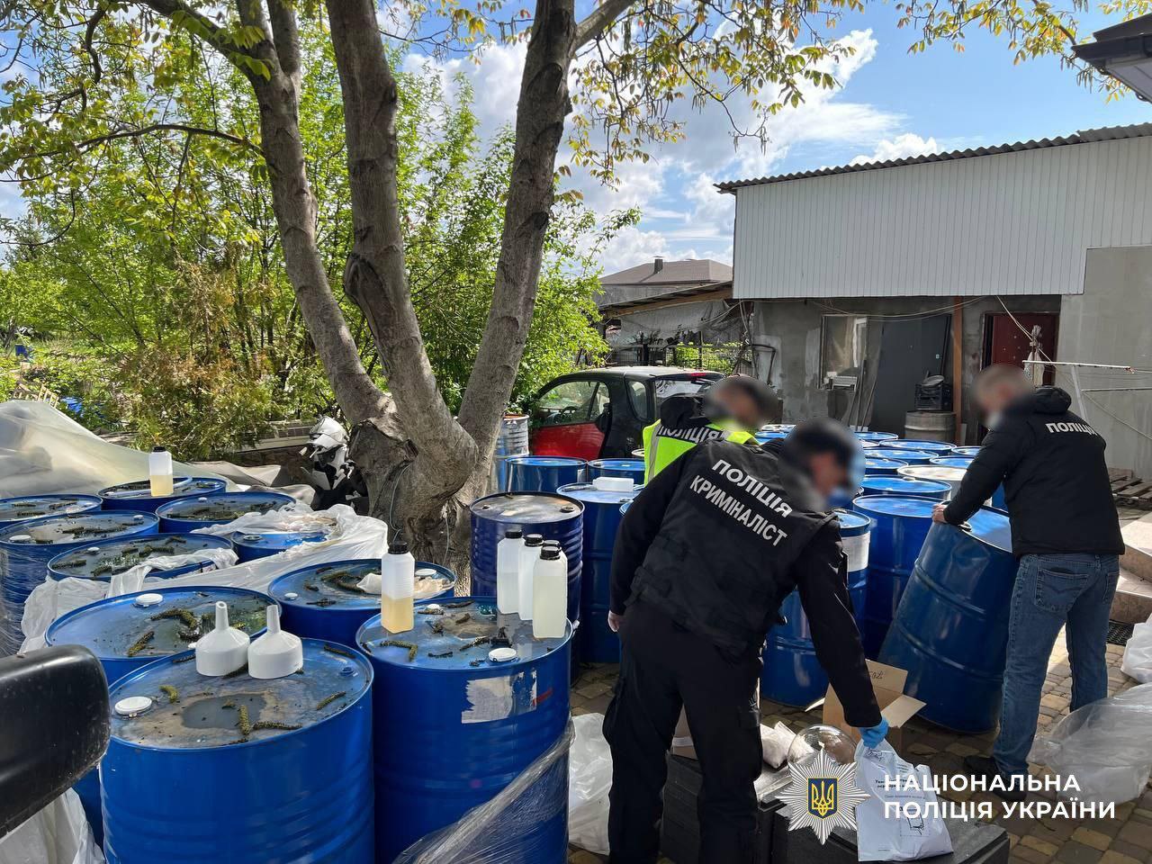 Масштабную операцию против наркоторговцев провели правоохранительные органы Украины. Сразу в нескольких регионах страны задержаны 66 участников группировки во главе с организатором. Ежемесячно группировка изготавливала более 700 кг синтетических наркотиков на сумму более чем в 300 млн грн. Ликвидированы 17 нарколабораторий и 15 складов с психотропной продукцией. #Украина
