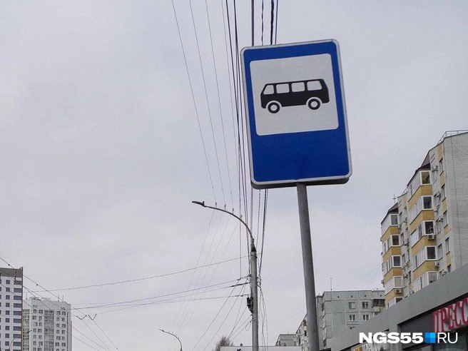 В Самаре следователи возбудили уголовное дело по информации из соцсетей Как рассказали в СУ СК РФ по области в соцмедиа размещена сообщения о том что мужчины в нарушении правил дорожного движения припарковали легковой автомобиль на автобусной остановке перегородив путь автобусу с пассажирами На просьбы переставить автомобиль не реагировали вели себя агрессивно Возбуждено уголовное дело по ст 213 УК РФ хулиганство Сейчас следователи устанавливают всех участников инцидента и его обстоятельства 63RU ТЕПЕРЬ В MAX