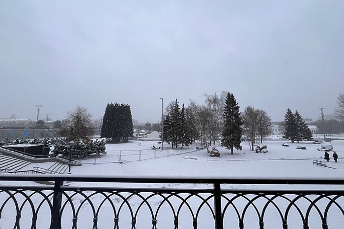 В Екатеринбурге ледовый городок может остаться без льда Главный ледовый городок Свердловской области предложили заменить деревянными конструкциями Причиной стала крайне небольшая снежность в этом году С инициативой выступила главный синоптик Уральского гидрометцентра Галина Шепоренко Следует искать альтернативные варианты для создания городка Возможно обойтись без льда использовать декоративные элементы деревянные скульптуры Об этом стоит задуматься сказала Шепоренко в эфире программы Акцент на ОТВ Она также подчеркнула что в последние годы Средний Урал и особенно Екатеринбург все сильнее ощущают влияние глобального потепления Реки стремительно мелееют что в перспективе может привести к исчезновению отдельных видов растений и животных в регионе uralweb ru