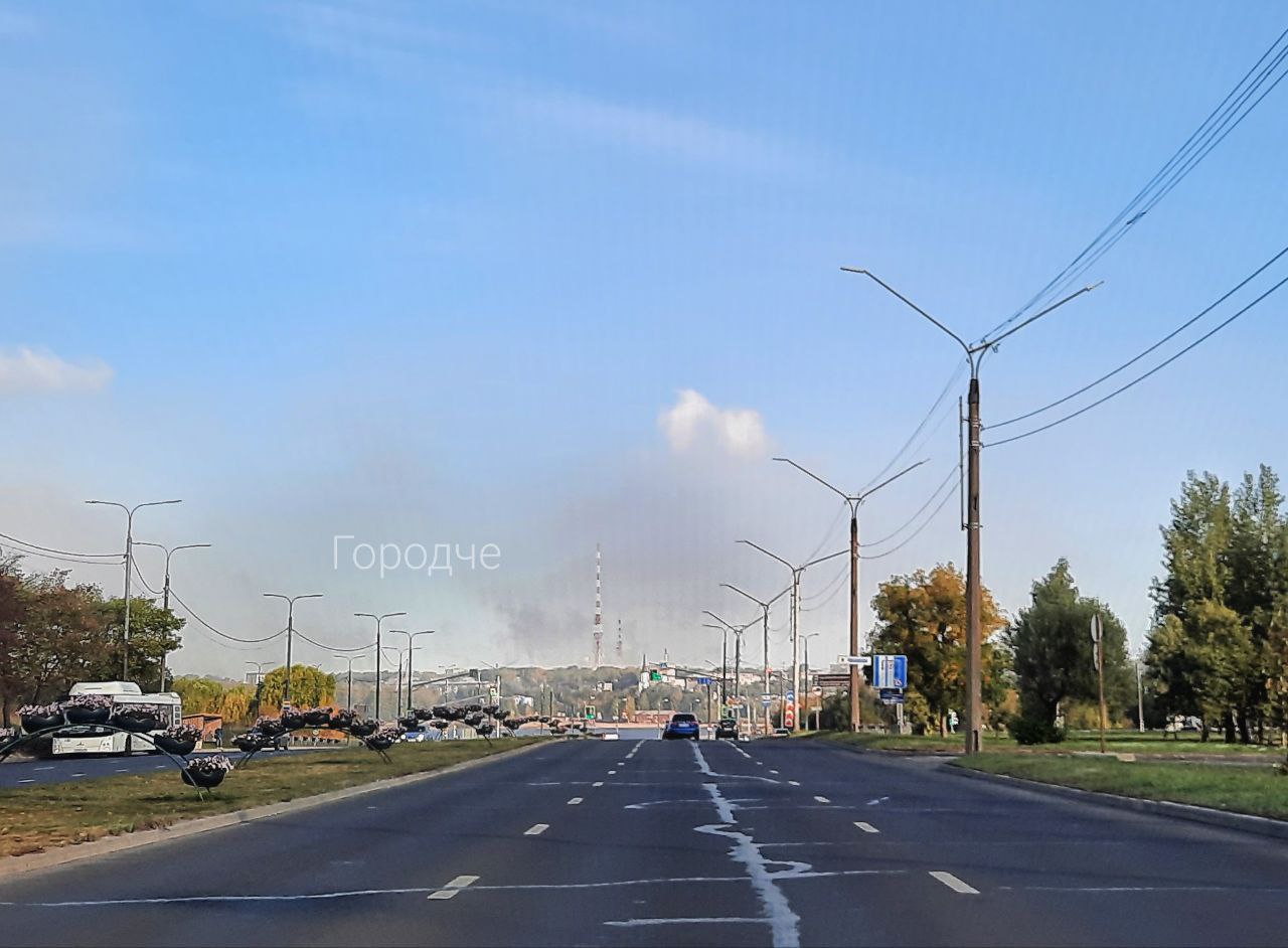 ГородЧе Череповец накрыли особо едкие выбросы. Пахнет гарью и серо-водородом не только в Индустриальном, но и в экологически чистом ЗШК  привет, реклама «Привилегии» . Долетело аж до Мяксы. А почему? Потому что поменялся ветер, унося с собой аномальную для сентября жару. @