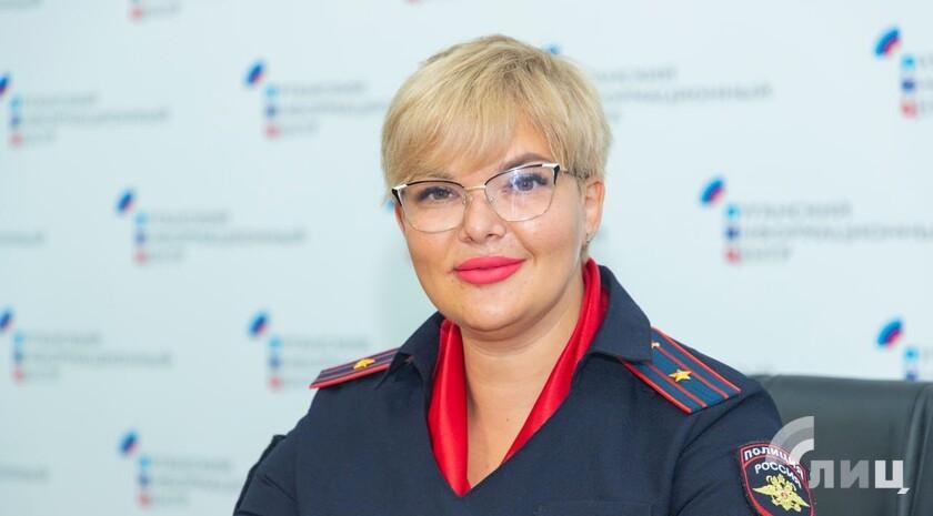  Правоохранители ЛНР и банки анализируют карты физических лиц, открытые после 5 июля, на предмет дропперства. Об этом на брифинге в ЛуганскИнформЦентре сообщила начальник 3-го отдела Управления по борьбе с противоправным использованием информационно-коммуникационных технологий МВД по ЛНР Юлия Ткалич. Дропперство — это схема, в которой банковские карты физических лиц используются мошенниками для вывода и обналичивания средств, полученных преступным путем. Согласно поправкам в Уголовный кодекс, за продажу банковских карт предусмотрено наказание до шести лет лишения свободы и штраф до миллиона рублей. «Сейчас идет взаимодействие с банковскими учреждениями, и будет проводиться аналитика по поводу банковских карт, которые открыты после 5 июля», — сказала начальник отдела. Она отметила, что в настоящее время случаев перевода средств мошенниками через дроппера, проживающего в ЛНР, не зафиксировано.