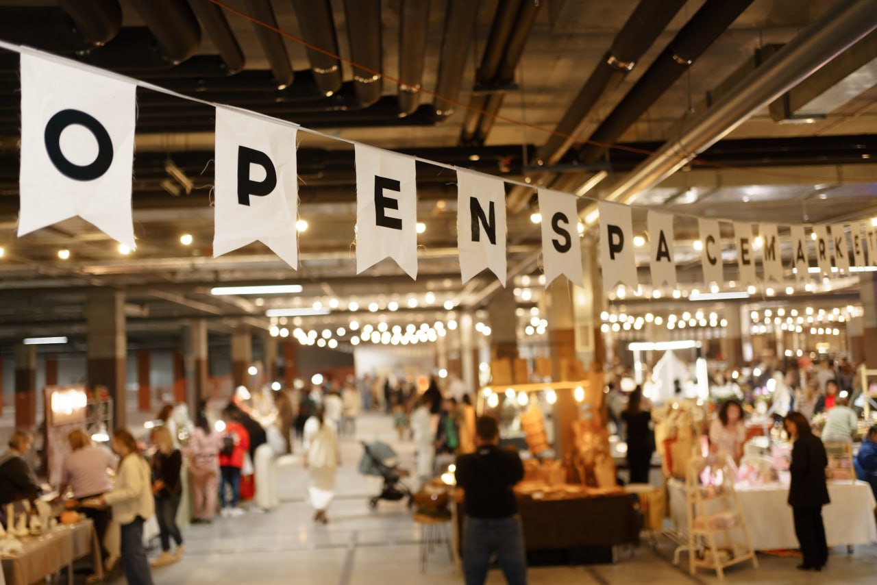 В следующие выходные Open Space Market проведет первое событие в креативном пространстве Адонис OSM Серебро и ароматы Оно будет посвящено украшениям из серебра и парфюмерии Маркет займет четыре этажа Адониса и внутренний двор Гостей ждут украшения от мастерской LALE винтажная посуда от Visuel косметика от YARKOST и многое другое Вход свободный entermedia io news open space market provedet pervoe sobytie v adonise