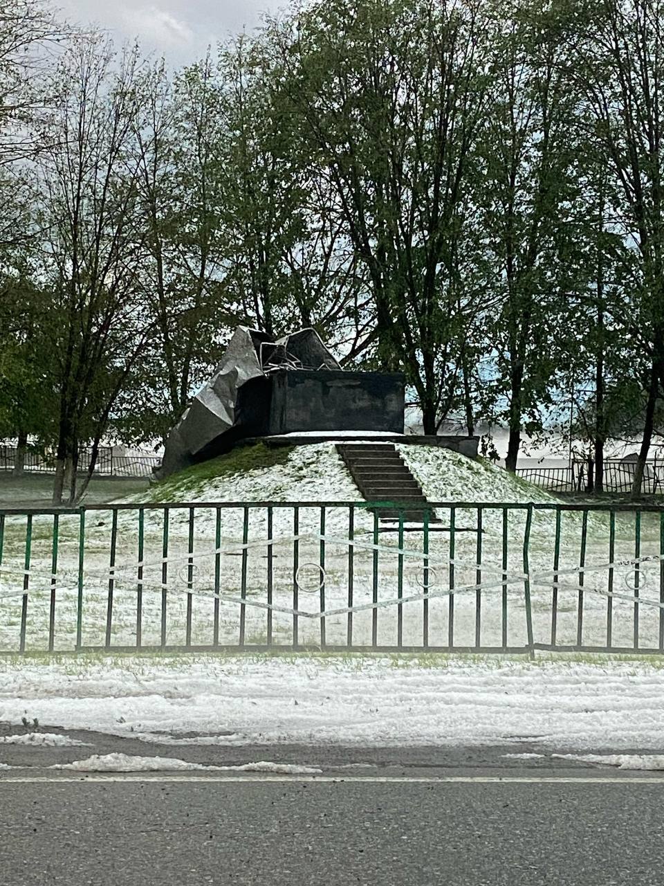 В селении Коста из-за мощного порывистого ветра упал памятник поэту Коста Хетагурову. По предварительным данным, стихия повредила основание монумента, что привело к его падению. Местные власти уже оценивают ущерб и планируют восстановить памятник в ближайшее время.