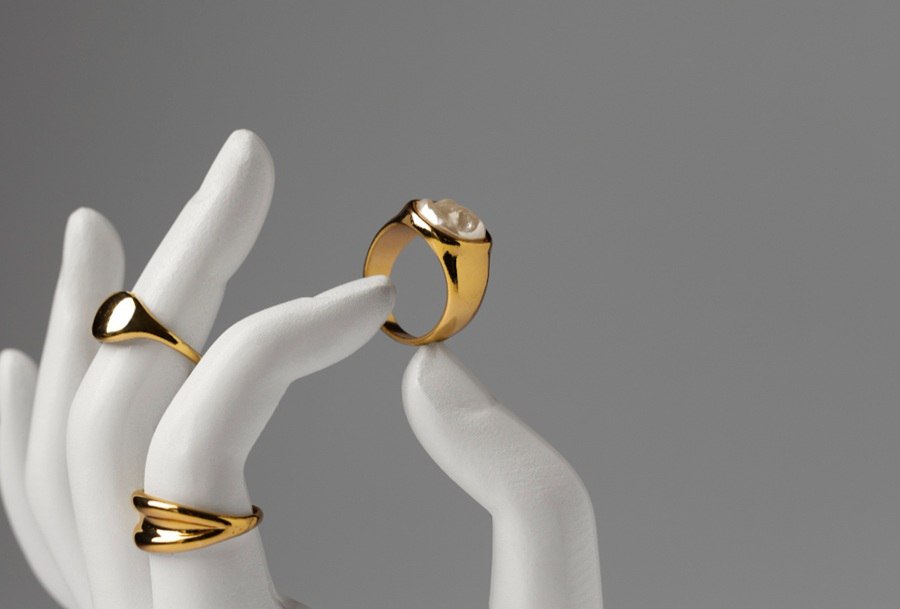 На ювелирные украшения новосибирцы потратили пять миллиардов рублей Рынок ювелирной розницы Новосибирской области за 9 месяцев 2026 года в денежном выражении вырос на 6 и превысил 5 млрд рублей По России в целом 347 млрд рублей Средний чек в регионе увеличился на 14 до составил 8 361 рубля По России до 9 935 рублей Ключевым фактором роста стало усиление цифровизации спроса и роли маркетплейсов Доля онлайн продаж в ювелирной рознице достигла 29 Подробнее читайте по ссылке INFOPRO54 Фото freepik автор freepik