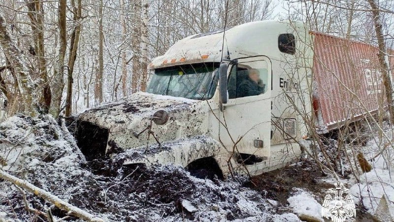 ‼ Днем 17 декабря на трассе М-10 в Тверской области водитель большегруза не справился с управлением, и машина съехала в кювет, застряв в болотистой местности.  Водитель оказался заблокирован в кабине и не мог самостоятельно выбраться из грузовика. На помощь оперативно прибыли сотрудники 61-й пожарно-спасательной части. С помощью специальной лестницы спасатели помогли водителю преодолеть труднопроходимый участок.  ЧП Тверь - подписаться