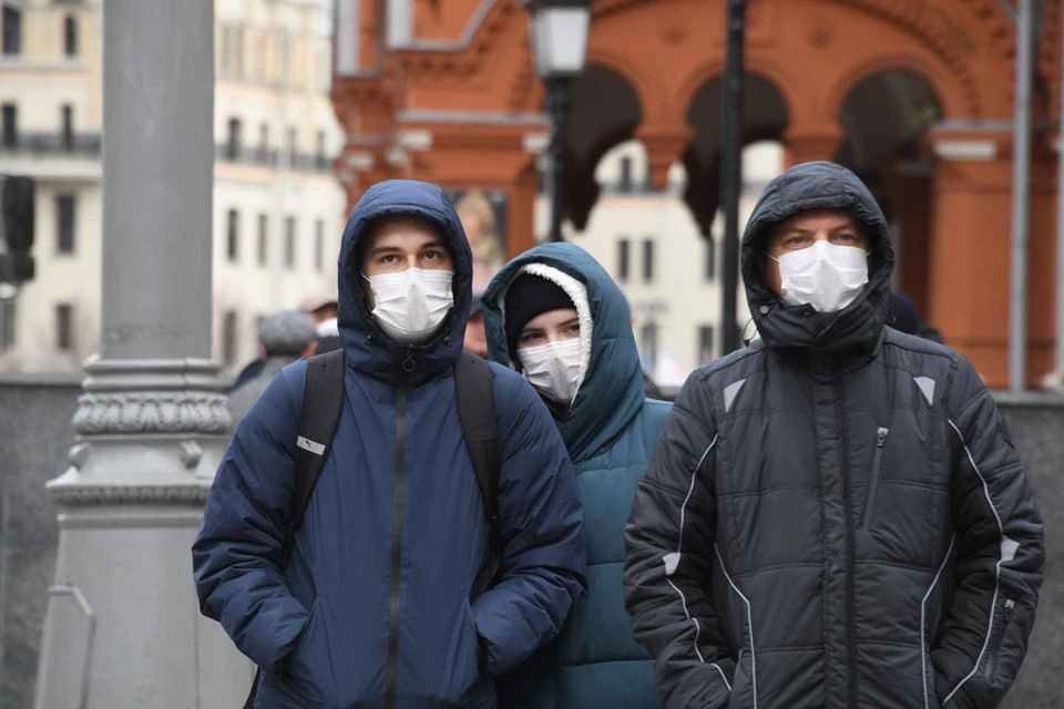 Гонконгский грипп охватил Россию Роспотребнадзор фиксирует значительный рост заболеваемости В Московской области за неделю заболеваемость гриппом и ОРВИ увеличилась на 20 Среди заболевших преобладают дети в возрасте до 14 лет Наиболее распространённый штамм гриппа выявленный у пациентов A H3N2 который также известен как гонконгский грипп Жителям настоятельно рекомендуется использовать маски и избегать мест с большим скоплением людей Russia News Подпишись