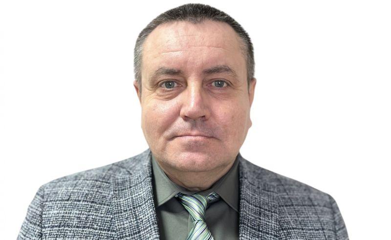 Экс чиновник из иркутского города Киренска получил вторую судимость за полгода Бывший замглавы администрации Киренского городского поселения по ЖКХ Александр Корзенников признан виновным в злоупотреблении полномочиями В 2024 году исполняя обязанности главы он подписал акты о выполнении работ по уборке кладбища хотя подрядчик сорвал сроки а проверка не проводилась Из бюджета безосновательно ушло более 1 3 млн рублей Суд назначил 1 год условно с испытательным сроком 2 года и запретил занимать определённые должности на год Ранее в августе 2024 го Корзенников был осуждён за халатность в парке на ул Ленина на девочку упал плохо закреплённый тренажёр Чиновник знал о нарушениях но не исправил ситуацию   Подпишитесь на Иркутск политический