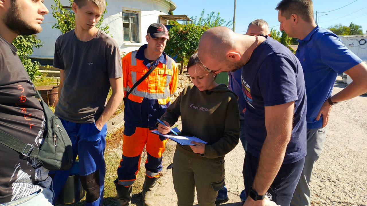 Краску сбросили в канализацию на юге Волгограда.  Коммунальщики выявили большой объем краски в стоках на канализационно-насосной станции №10 в Кировском районе. Специалисты быстро прибыли на место инцидента, изучили обстановку и взяли пробу. Судя по всему, краска попала в сети с закрытого участка по улице Лазоревой, владелец которого не является абонентом «Концессий водоснабжения».   Предположительно, в этом месте ведется некий бизнес, так как по периметру участка установлены пластиковые цистерны. Коммунальщики обратились в правоохранительные органы, чтобы попасть на участок, а также обратились в Росприроднадзор с просьбой провести проверку.           Подписаться