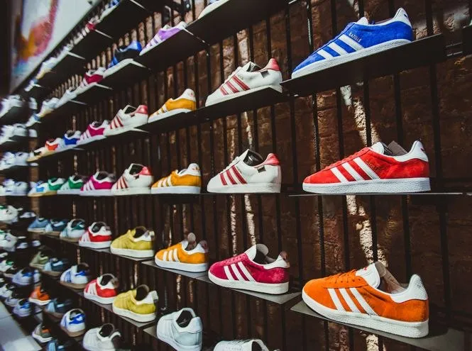 Adidas в 2025 году заработал в России миллиарды Тебя как бы нет но ты умудряешься заработать российское подразделение Adidas в 2025 году провернуло похожий трюк Магазины закрыты кроссовки едут мимо официального юрлица а прибыль бац и 2 2 млрд рублей Впервые за четыре года а год назад кстати вообще был убыток почти в 50 млн рублей Выручка компании тоже выросла на 20 до 3 9 млрд рублей И всё это принесли проценты по вкладам а не продажи костюмов с тремя полосками Пока мы обсуждаем ушедшие бренды ребята могли положить около 15 млрд свободных средств под высокий процент Nike к слову выступает в том же жанре тоже вышел в плюс за счет финансовых инструментов MAX Дзен VK Telegram МагМаг Новости retail Adidas ритейл