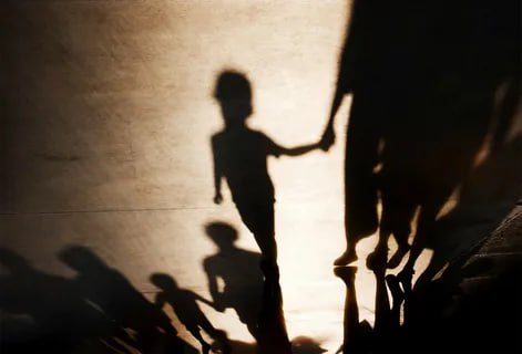 ‍   Мать-мучительницу в Чувашии приговорили к обязательным работам  В Чувашии суд приговорил мать к обязательным работам за жестокое обращение с ребёнком  ст. 156 УК РФ . Женщина виновна в ненадлежащем воспитании, но избежала тюрьмы.  Обязательные работы — до 480 часов бесплатного труда  уборка, помощь учреждениям . За такие преступления могут дать до 3 лет тюрьмы, но здесь суд выбрал мягкое наказание   Подписаться:      :