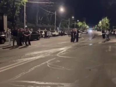 Уже шесть часов родные без вести пропавших блокируют проспект Баграмяна, рядом со зданием парламента Они обеспокоены тем, что с увольнением главы СНБ Абазяна дела их детей будут преданы забвению.