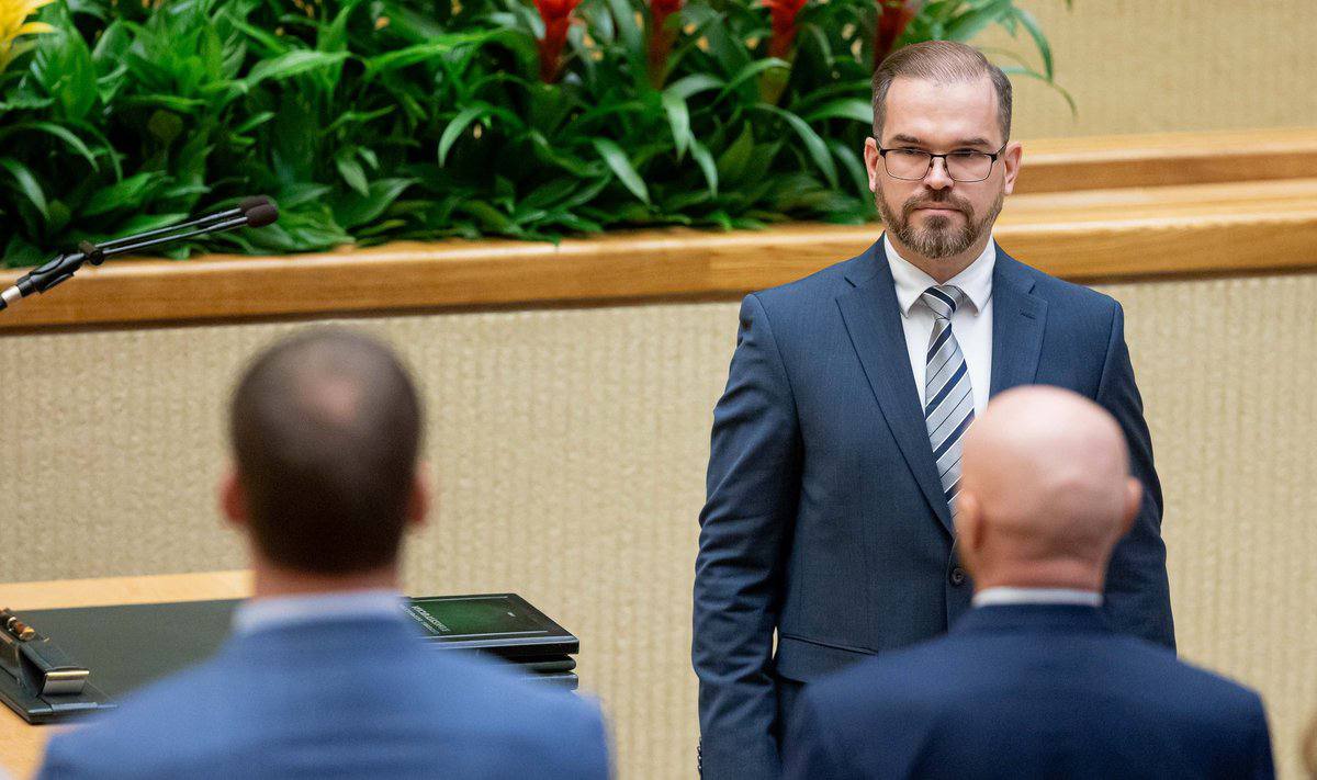 Премьер министр выдвинет на пост министра обороны кандидатуру Каунаса Социал демократическая партия Литвы приняла решение на пост министра обороны выдвинут кандидатуру социал демократа депутата Робертаса Каунаса Каунас месяц назад стал членом парламентского Комитета по нацбезопасности и обороне Ранее его уже упоминали как самого реального кандидата на пост главы Минобороны www delfi lt a 120168087