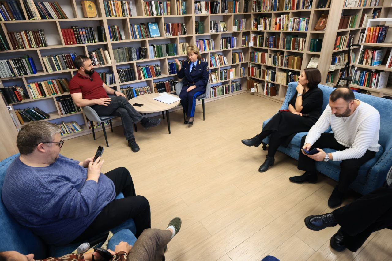 Приставы Челябинской области больше не путают должников благодаря цифровым технологиям   gubernia74 ru articles society 1136571 Судебные приставы в Челябинской области внедряют цифровые технологии для взыскания долгов Так например внедрение единого регистра населения ЕРН позволяет избежать ошибок с двойниками ситуаций когда исполнительное производство возбуждается в отношении человека имеющего схожие данные с должником С сентября месяца при поступлении исполнительного документа все сведения автоматически проверяются через ЕРН рассказала главный судебный пристав региона Юлия Третьякова Если хотя бы один идентификатор не совпадает решение о возбуждении исполнительного производства не принимается и документ возвращается для уточнения данных Это позволит со временем полностью закрыть проблему двойников   t me chgub