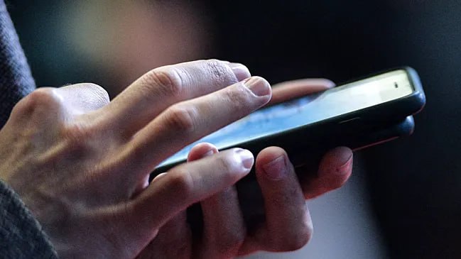 Россияне стали заказывать игрушки Лабубу из-за рубежа чаще смартфонов компании Apple. Об этом сообщает «Коммерсант» со ссылкой на CDEK.Shopping. В первом квартале лидерами продаж на площадке CDEK.Shopping были компании Nike 6,7% , New Balance 3,9% , Adidas 2,6% , Uniqlo 2,6% и Apple 2,5% , Во втором квартале китайский производитель Лабубу Pop Mart занял 2,7% рынка и поднялся на четвертую строчку рейтинга, обогнав Uniqlo и Apple. «За второй квартал 2025 года бренд коллекционных фигурок Pop Mart впервые вошел в топ-5 самых популярных марок, обогнав Apple по количеству заказов», — пишет издание.