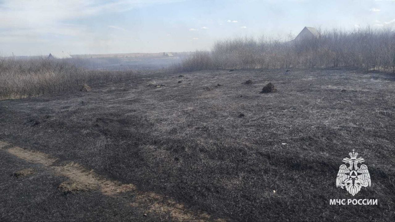 «Следи за собой, будь осторожен!» На сегодняшний день в Башкортостане произошло 2424 пожара, из них 248 раз горела сухая трава, что больше на 139 случаев, чем за аналогичный период прошлого года. К сожалению, при пожарах погибли 99 человек, еще 66 получили ожоги и отравление едким дымом. В лесах произошло 6 пожаров на общей площади 24,5 га. Только за прошедшие сутки произошел 31 пожар, обошлось без потерь. С начала весенне-летнего пожароопасного периода сотрудниками государственного пожарного надзора, пожарными и административными комиссиями при администрациях городов и районов составлено 933 протокола об административном правонарушении, каждому нарушителю выписан крупный штраф. МЧС России напоминает: за нарушения требований пожарной безопасности в условиях особого противопожарного режима для жителей предусмотрены штрафы от 10 тысяч до 20 тысяч рублей.