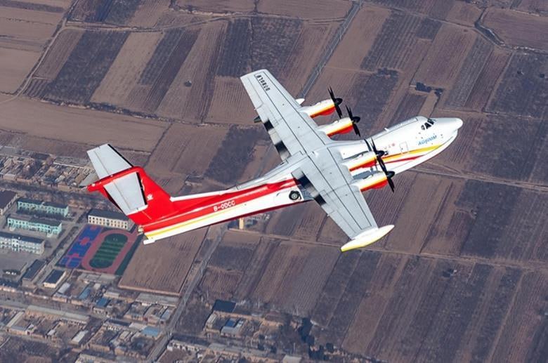 Китайский амфибийный самолет AG600 получил сертификат типа Китайский амфибийный самолет AG600 официально сертифицирован Управлением гражданской авиации КНР. Этот аппарат, разработанный компанией AVIC, стал крупнейшим в мире гидросамолетом: максимальная взлетная масса достигает 60 т, а дальность полета — 4 500 км. Сертификация была выдана 20 апреля 2025 года, хотя ранее ожидалось завершение процесса еще в конце 2024 года. AG600 оснащен четырьмя турбовинтовыми двигателями Dongan WJ-6 и выпускается на заводе в Чжухае. Китай продвигает AG600 как средство для тушения пожаров может сбрасывать до 12 т воды за один заход и поисково-спасательных операций. Однако в США отмечают и военный потенциал самолета, в частности для снабжения искусственных островов в Южно-Китайском море и поддержки береговой охраны Китая, действующей в спорных водах региона. Аэротетраэдр #сертификация
