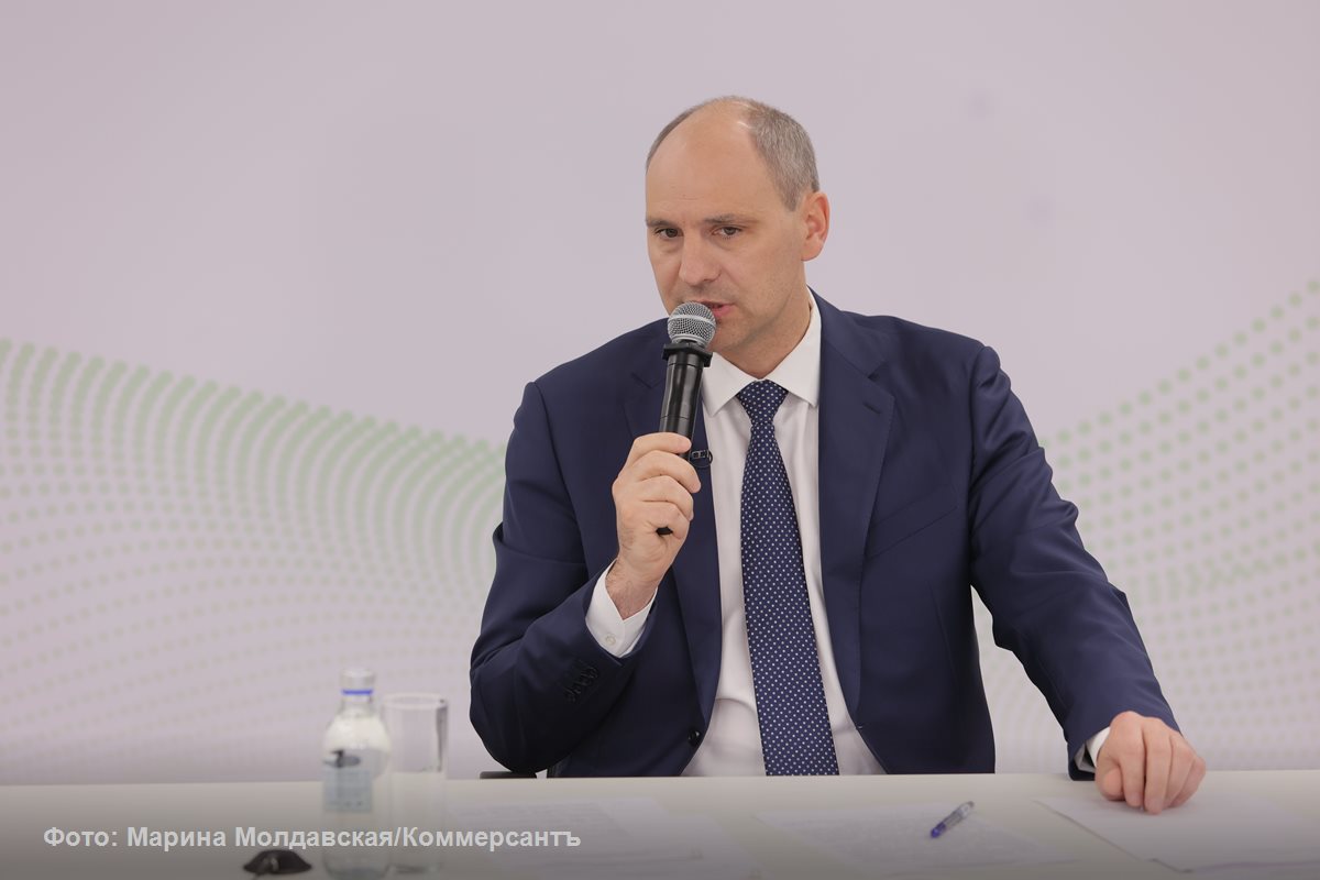 В 2026 году в Екатеринбурге полностью заменят троллейбусный парк, заявил Денис Паслер. До конца года также хотят получить около 20 новых трамваев. Перспективы по обновлению трамвайного парка открывает и запуск производства трамваев на базе завода «Химмаш». Врио губернатора напомнил про систему брутто-контрактов. Расходы на нее в год составляют 3,5 млрд руб. — это средства на зарплаты сотрудников и ремонты. Мне бы тоже хотелось взять эти средства, которые идут на операционную деятельность, и направить их на покупку нового транспорта. Но мы расставляем приоритеты. В рамках следующего конкурса на три года будут заложены правила по обновлению парка. В рамках него мы закладываем, что порядка 400 единиц транспорта в городе будет также обновлено. Также глава региона сообщил об увеличении финансирования работ по расширению северного полукольца ЕКАД из областного бюджета — с 600 млн руб. до 2,7 млрд руб., с переходящим объёмом работ на 2025–2026 годы. Подписывайтесь на «Ъ-Урал»
