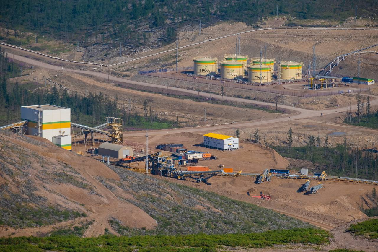 Северсталь поставила резервуары для горнодобывающей компании Nordgold Две стальные емкости по 5000 м3 предназначены для дизельного топлива на руднике Гросс Характеристики диаметр 21 м высота 14 9 м высококачественный листовой прокат марок Ст3 и 09Г2С по стандарту ГОСТ 31385 2016 для эксплуатации в суровых условиях Севера Резервуары произведены по партнёрской модели мы выступаем поставщиком готовой продукции из собственного металлопроката а партнеры изготавливают их на своих мощностях Такие резервуары востребованы в различных отраслях от нефтегазовой и химической до сельского хозяйства Клиенты могут выбрать необходимую для проекта емкость и геометрию Также компания проектирует и производит изотермические и криогенные резервуары и комплексно сопровождает реализацию проекта Кирилл Демиденко директор по металлургии кластера Гросс Гросс расположен в удалённой местности со сложным и непредсказуемым климатом Решение предложенное компанией Северсталь полностью соответствует нашим высоким требованиям Резервуары отличаются высоким качеством материалов и продуманной надежной конструкцией что в свою очередь гарантирует безопасность хранения дизельного топлива Подробнее на портале Северсталь инфраструктура нефтегаз