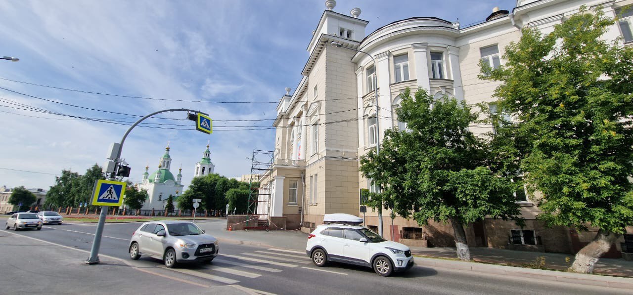 Визитная карточка города станет ярче Здание Тюменского индустриального университета на улице Луначарского, 2, обретёт новое архитектурно-художественное освещение благодаря ГК «Самолёт». Это подарок городу от компании, и он отвечает целям разрабатываемого мастер-плана «Врата Сибири». Здание университета называют шедевром архитектуры, визитной карточкой города. В разные эпохи здесь происходили важные исторические события, вызывающие интерес и гордость у каждого тюменца. Гости города любят делать фотографии на его фоне с набережной и моста Влюбленных. Проект подсветки и монтаж ведутся силами тюменской компании «Интерсвет» с учетом особенностей фасада здания. Световые решения создают привлекательный облик в темное время суток, при этом технические средства, посредством которых достигаются световые эффекты, остаются малозаметными днём: корпус линейных светильников и прожекторов выполнен в тон фасаду, что делает их практически невидимыми. Такой подход помогает сохранить эстетику архитектуры, подчёркивая её изящество и красоту. Всего установлено 88 надёжных светодиодных приборов, отличающихся высокой энергоэффективностью. Осветительные приборы излучают тёплый и нейтральный белый свет с умеренной яркостью. Их технические характеристики обеспечивают возможность регулировки светового потока и предотвращение появления световых «ожогов», обеспечивая максимальную дальность и чёткость светового рисунка. Работы будут закончены до конца месяца.