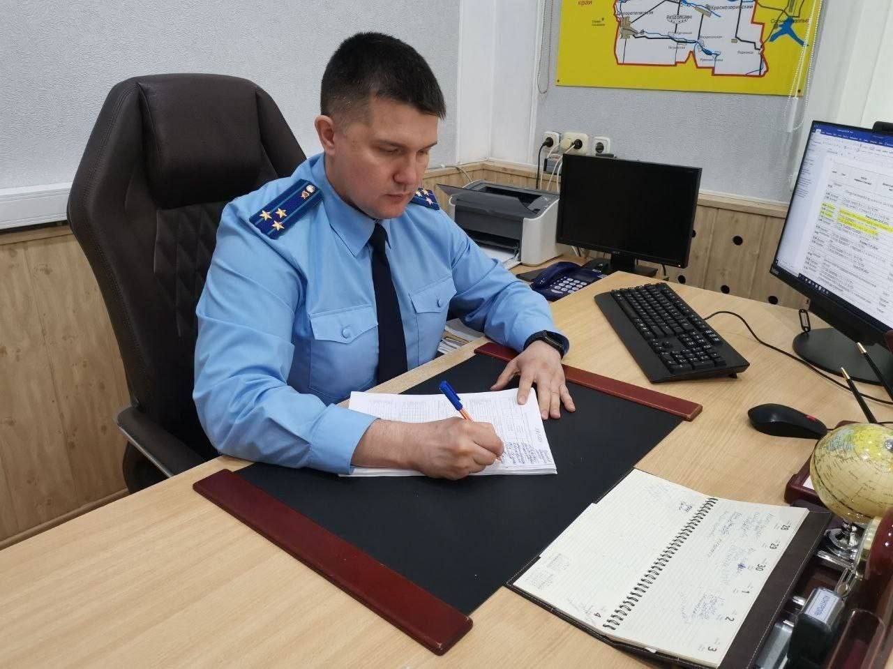 В суд направлено уголовное дело о причинении тяжкого вреда здоровью повлекшего смерть потерпевшего Прокуратура Новоалександровского района утвердила обвинительное заключение по уголовному делу в отношении 50 летнего жителя края Он обвиняется по ч 4 ст 111 УК РФ умышленное причинение тяжкого вреда здоровью повлекшее по неосторожности смерть потерпевшего По версии следствия в ноябре 2025 года в одной из квартир многоквартирного дома города Новоалександровска между братьями на бытовой почве произошел конфликт В ходе ссоры обвиняемый ударил оппонента ножом в коленный сустав От полученных телесных повреждений потерпевший скончался на месте происшествия Уголовное дело направлено прокурором в Новоалександровский районный суд для рассмотрения по существу организовано поддержание государственного обвинения Санкция ч 4 ст 111 УК РФ предусматривает наказание в виде лишения свободы до 15 лет Сайт MAX ТG ВК ОК Обратиться в прокуратуру