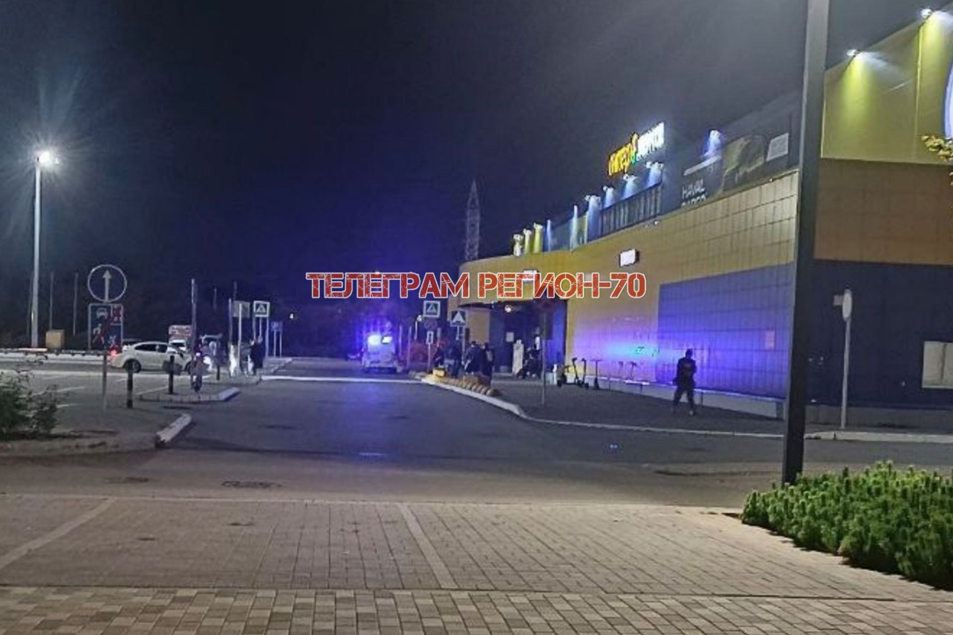В "Ленте" на Пушкина, 59 задержали мужчину с гранатой после кражи "Баунти"  Сегодня ночью в гипермаркете "Лента" на улице Пушкина, 59, произошёл инцидент, из-за которого пришлось эвакуировать всех покупателей и сотрудников. По информации подписчика, мужчина попытался украсть шоколадный батончик "Баунти", но был задержан охраной. Во время задержания у него что-то выпало, после чего он начал кричать, что "сейчас всё взорвётся". На место оперативно прибыли правоохранители и выяснили, что у мужчины при себе была граната. Что происходило дальше информации нет, также как и официальной информации от МВД.   Источник: анонимное сообщение очевидца    Подписаться! Регион-70      Прислать новость    Реклама на канале