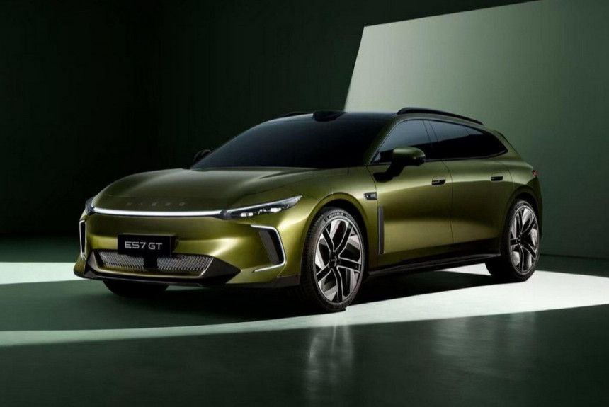 Exlantix ES превратился в универсал с мегаваттной зарядкой На автосалоне в Гуанчжоу марка Exeed созданная концерном Chery представила свой первый легковой универсал ES7 GT Это пятидверная версия седана ES который официально продается в России под маркой Exlantix Новинка примечательна не только типом кузова но и гибридной силовой установкой обеспечивающей внушительную дальнобойность Также заявлена невероятно быстрая зарядка Подробности   autoreview ru news exlantix es prevratilsya v universal s megavattnoy zaryadkoy автоновости chery exlantix Авторевю