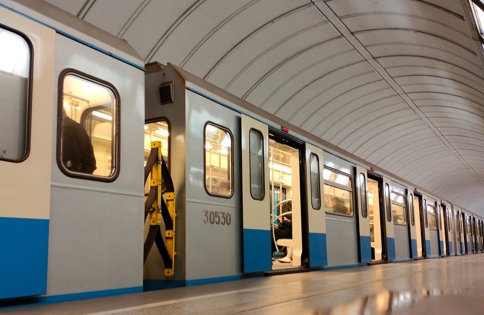 В московском метро появится беспилотный поезд В декабре этого года Московский метрополитен начнет испытания первого в России беспилотного метропоезда сообщил в своем блоге мэр столицы Сергей Собянин Испытания будут проходить без пассажиров на Большой кольцевой линии в ночное время на современном поезде серии Москва сообщил он В новом поезде разгоном торможением и работой дверей будет управлять искусственный интеллект Машинист на испытаниях присутствовать будет но только для контроля безопасности По словам мэра перевозить пассажиров в метро беспилотный поезд начнет в конце 2026 г Столичные власти уже используют в городе управляемые ИИ беспилотные трамваи Первый из них уже перевёз свыше 26 тыс пассажиров В планах к 2030 г оснастить беспилотными технологиями две трети трамвайного парка Москвы а к 2035 г довести этот показатель до 90 Фото Pixabay Машиностроение IT Отдать голос за yoprom