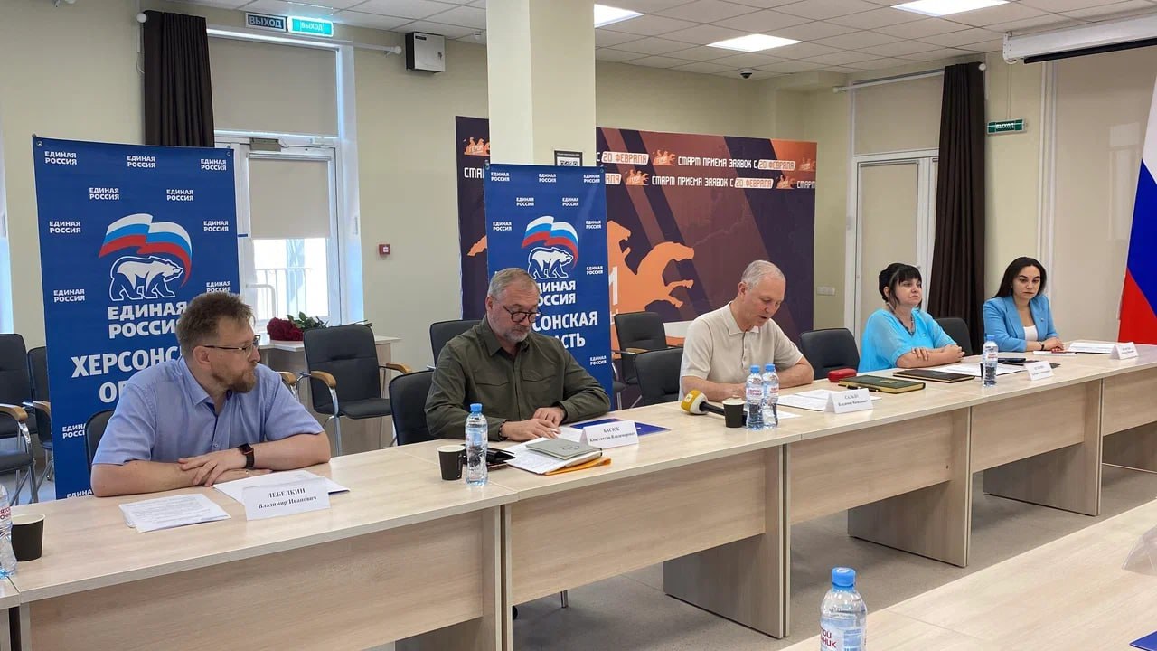 Партийная работа в регионе В Херсонской области создан региональный Совет сторонников партии «Единая Россия». Вместе с Губернатором Херсонской области Владимиром Сальдо провели первое его заседание. Руководство партии четко обозначило, что институт сторонников принципиально важен для «Единой России». Активисты и кандидаты на вступление в партию, неравнодушные жители, а также военнослужащие и госслужащие - которые по закону не могут быть членами партии, но солидарны с целями «Единой России», по всей стране становятся опорой партии. Ими инициируются сотни инициатив по широчайшему спектру вопросов развития государства, которые нередко становятся основой региональных и федеральных законов. В своем выступлении отметил актуальность создания Совета сторонников партии в регионе. Официальный статус сторонников «Единой России» на сегодняшний день у нас имеют уже более полутора тысяч человек. Работы для них непочатый край. Сложнейшей, по сути, в фронтовых условиях. Поддержка участников СВО и их семей, гражданские инициативы, общественный контроль за реализацией народной программы и многое другое, станут основными направлениями работы объединения сторонников «Единой России». #ЕР84 #ЕдинаяРоссия