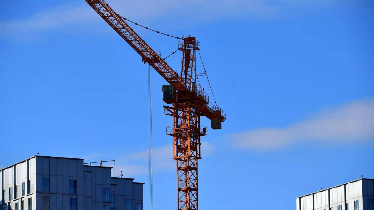 Реновация по новому как в Петербурге изменятся правила расселения с 2026 года С начала нового года в северной столице вступит в силу обновлённый закон о комплексном развитии территорий КРТ Он меняет правила реновации для 2 356 неаварийных панельных домов 1957 1970 годов постройки где проживает более миллиона человек Ключевое нововведение решение о включении дома в программу будет приниматься исключительно на общем собрании собственников Для этого необходимо согласие не менее двух третей голосов Расселение будет проводиться в том же или соседнем районе Переезд в отдалённые районы города возможен только по индивидуальному письменному заявлению собственника Также жители смогут выбрать денежную компенсацию вместо новой квартиры Фото РИА Новости