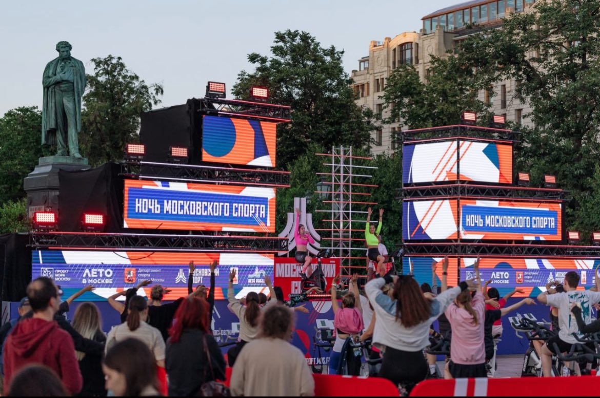 Ночь Московского спорта организованная Департаментом спорта города Москвы пройдет 20 сентября с 19 до 22 часов на 11 площадках На Тверской улице посоревнуются любители стрит баскета на Пушкинской площади пройдут тренировки по сайклингу в Новопушкинском сквере поединки по боксу на Мясницкой настольный теннис в Камергерском паркур и воркаут на Никольской настольный хоккей и футбол на Кудринской площади можно пройти полосу препятствий на время В Большом Николопесковском переулке соревнования по брейк дансу а в Малом Николопесковском переулке зона силового спорта В Парке Горького выступят мастера мотофристайла и гидрофлая В Ильинском сквере можно пообщаться со звездами спорта и артистами А 21 сентября в Лужниках в рамках Киберзарницы можно посоревноваться в тактической стрельбе спортивном ориентировании управлении дронам тактической медицине сборке разборке автомата Калашникова сдать нормы ГТО Там же пройдут финалы турниров Мир танков и Counter Strike 2 Все это бесплатно на некоторые мероприятия нужно зарегистрироваться а по итогам вручат призы и памятные подарки Подписаться на РИА Новости