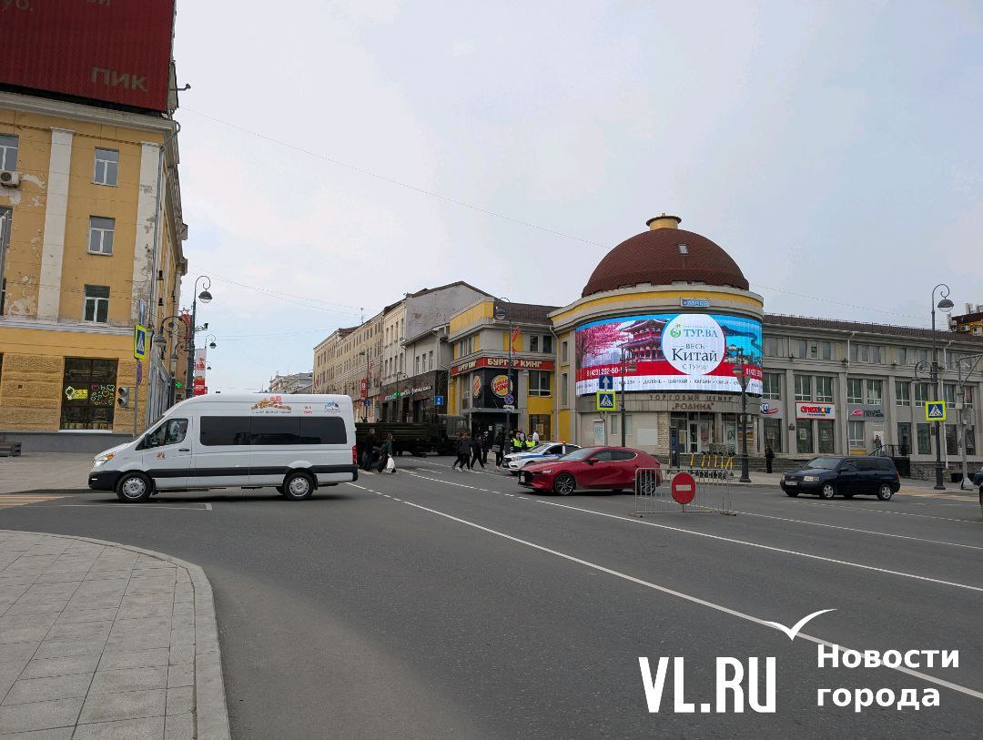 Сегодня с самого утра были перекрыты дороги в центре Владивостока. Пробки жуткие, ГИБДД регулируют движение вручную. Сегодня добраться до центра будет непросто. Пробки собираются со всех сторон. А открыть движение должны только к 13.00. Фото: newsvlru