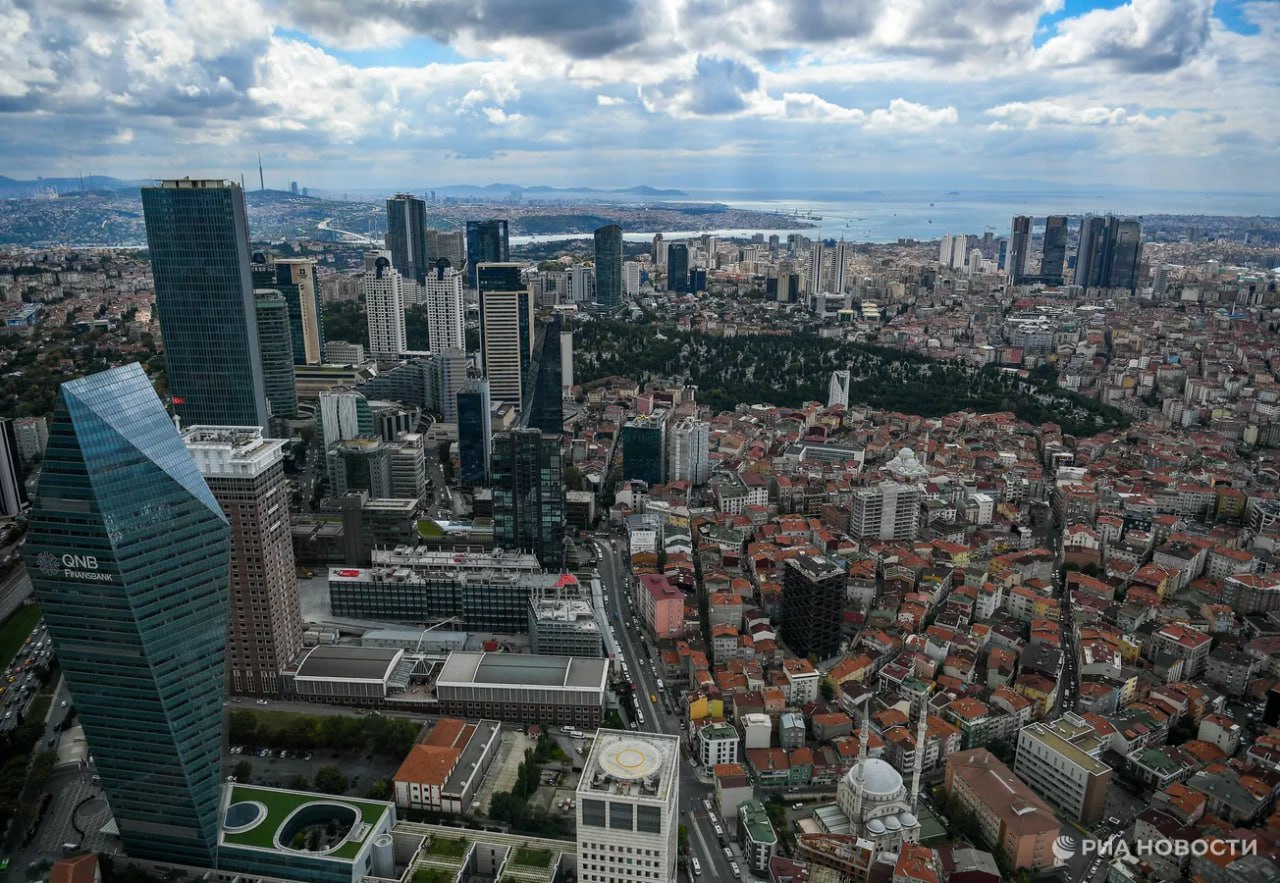 В Стамбуле квартиры в аренду дешевле 500 39 тыс рублей остались лишь в одном из 39 районов сообщают местные СМИ Речь идет о районе Эсенъюрт на западе города При этом средняя стоимость аренды квартиры в этом турецком городе в ноябре составила 800 На этом фоне некоторые арендаторы в Стамбуле начали брать кредиты для оплаты аренды квартиры и депозита на фоне высоких цен сообщали ранее РИА Новости источники в банковской сфере и среди риелторов Подписаться на РИА Новости экономика Все наши каналы